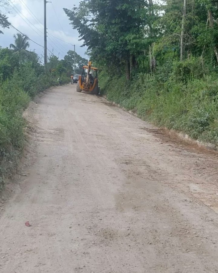 EasternJlp's tweet photo. Road Rehabilitation and Patching Chichester -Mount Peto and Bessie Baker. Building back stronger.

#BuildBackStronger 
#BuildBackBetter 
#easternhanoverja 
#mpbrown 
#mrspoon
#wecare
#daveisalwaysaround 
#WeCareForYou
#representationmade
#alwayswiththepeople 
#thepeoplesmp https://t.co/mwkRm4K3DW