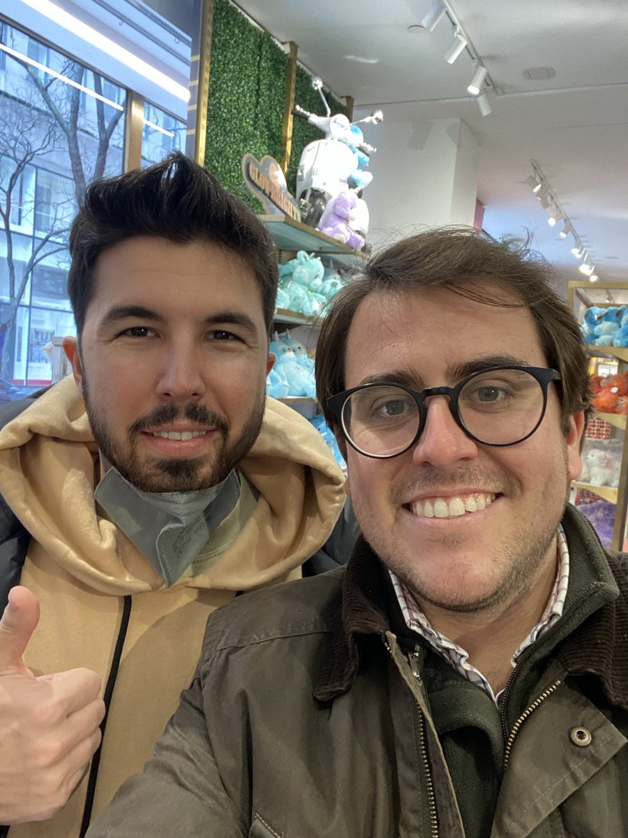 Cervera_Manest's tweet photo. Muchas gracias a @WillyrexYT por hacerse la foto a pesar de estar de vacaciones en NY. Tanto Cristina como tú fuisteis pacientes y muy amables!! Espero que llegarais bien a Barcelona!! https://t.co/PeENHM9rGk