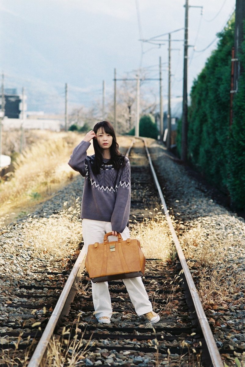 HolorinHikaru's tweet photo. 12/12 #白石華音 @non821s さん、#キミマチ撮影会 から（１８）。

今回の撮影分ラストです😊

(運休区間において #アルピコ交通 様の全面協力のもと、安全に配慮して撮影しています。)

#松本電鉄 #上高地線 #渚駅
#渕東なぎさ 

#CONTAXAX #Sonnar135mm #Sonnar135 #ヤシコン　#SUPERIAPREMIUM400 https://t.co/jSB1ktaH5L