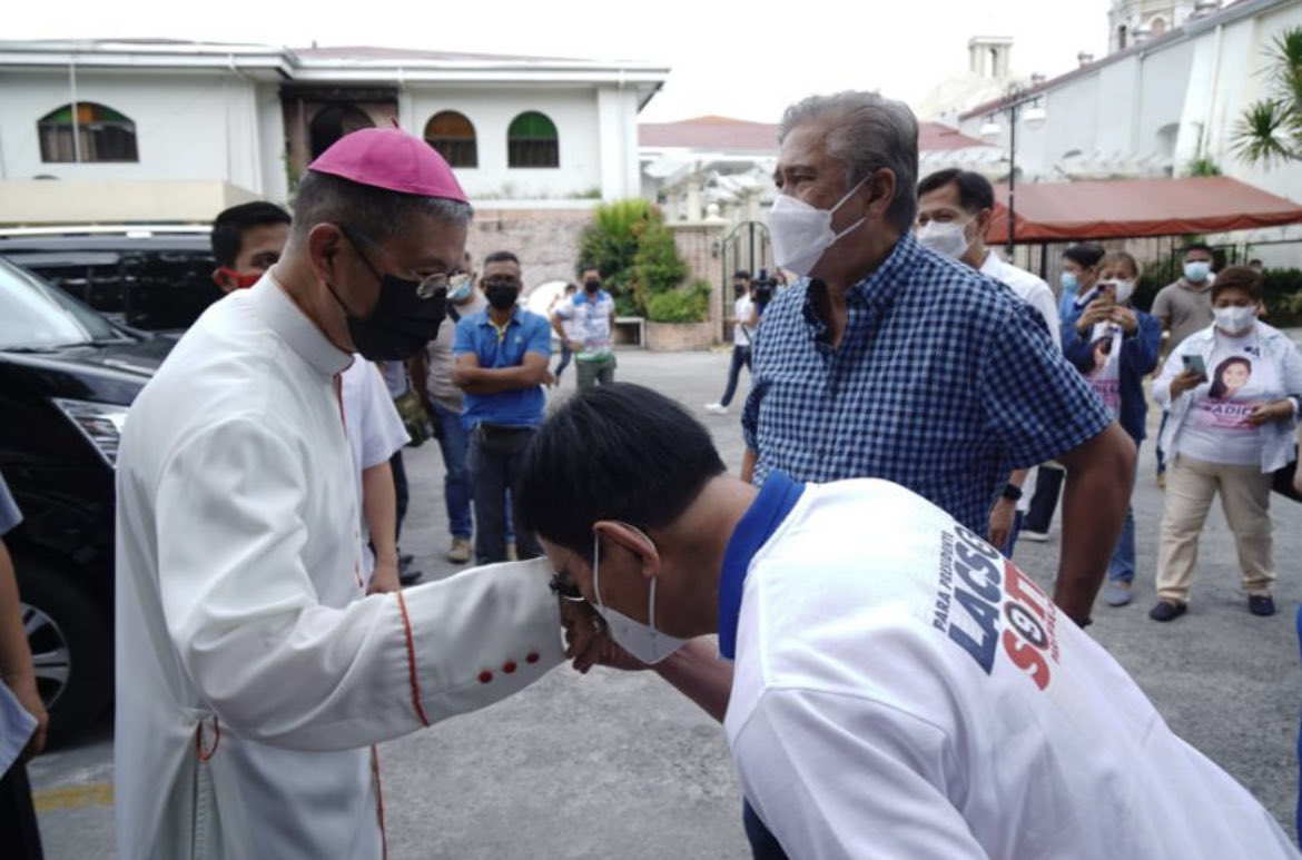 iampinglacson's tweet photo. Kissing the hand of an instrument of God on Palm Sunday is a good day to to begin the Holy Week. https://t.co/VIaFWc8wH4