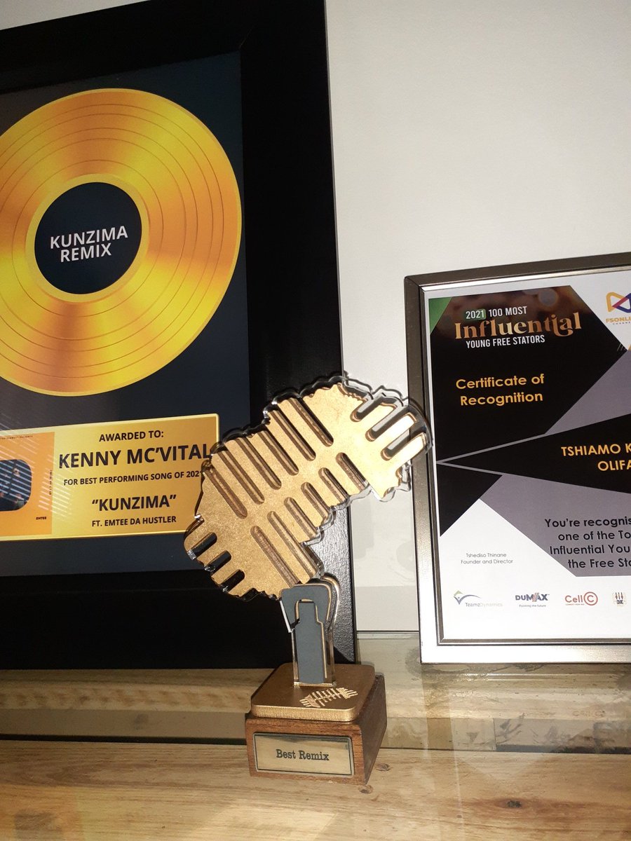 KennyMcVital_'s tweet photo. My bio can finally say " Award winning superstar " ๐๐ผ๐ซ๐โค @emteerecords we bagged this one King #BestRemix #KunzimaRemix https://t.co/ioouk85qN6