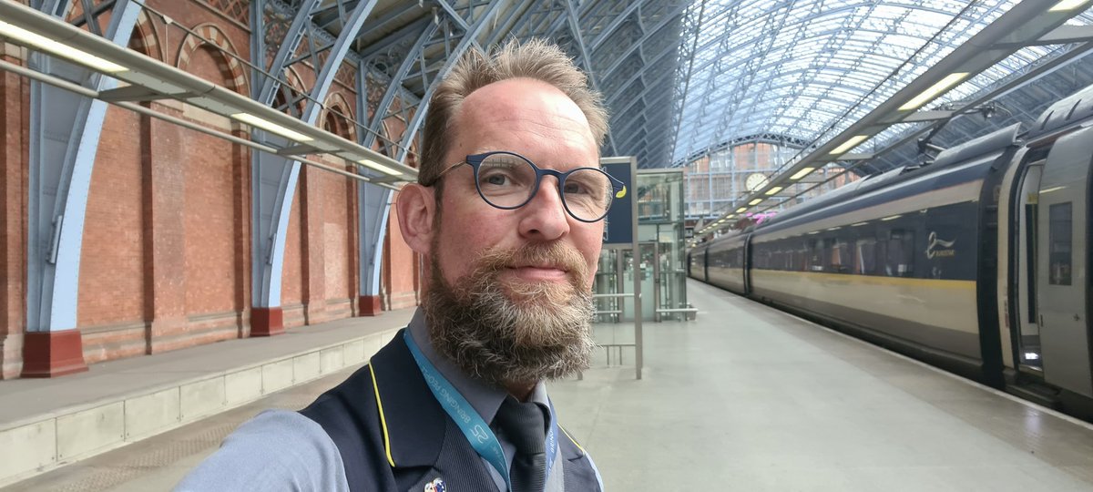 EurostarJustinp's tweet photo. Good afternoon from Platform 9! We're ready to welcome you on the 15:04 to Lille and Brussels. Have a lovely journey if you're with us on #ES9142 today. https://t.co/hzfRs8xtU0