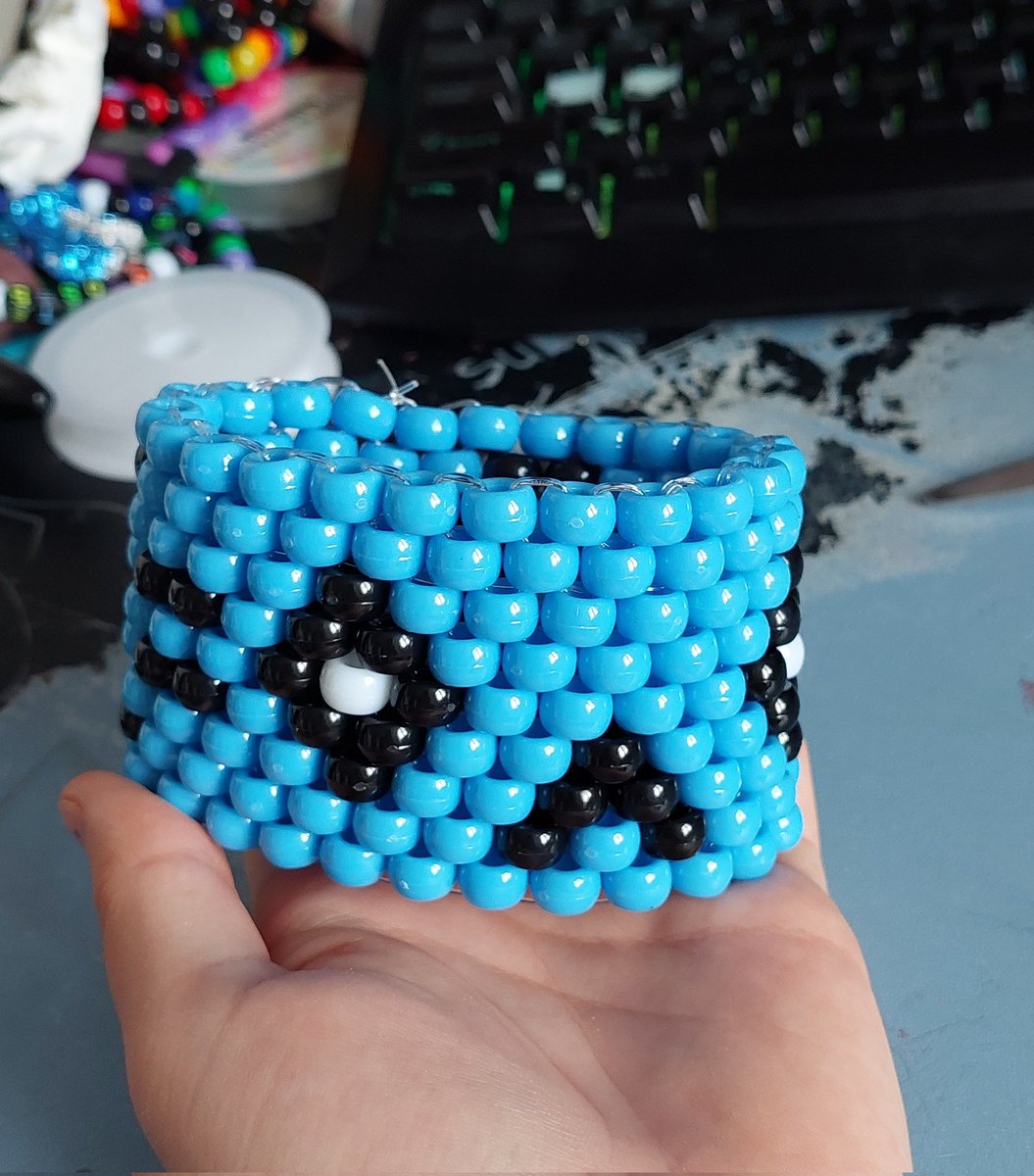 F3RALN4T's tweet photo. i was having a brainrot and made a potaro kandi cuff👁 do we like what we see https://t.co/8IWLe4ZyFk