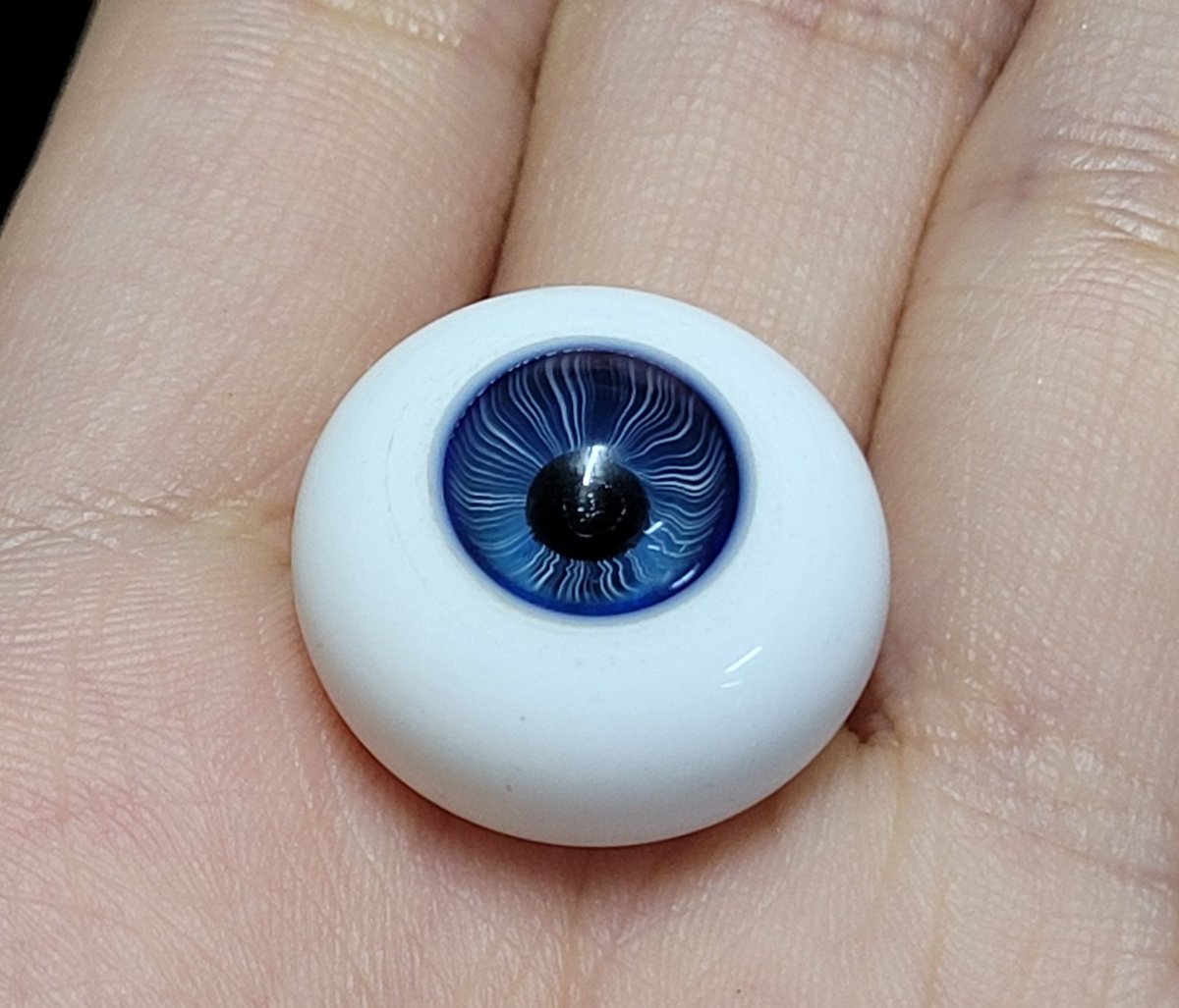 실선 때문에 하.. 미치겠다.. 별들아... ☆
홍채 색이 애매하게 진해서 실선 농도가 안잡힘.. 너무 진하거나 너무 연함
어제 오늘 계속 이것땜에 진도가 안나가.. 계속 만드는데 맘에 드는 개체가 안나와.. 색은 맘에드는데 아휴.. 모르겠다ㅠㅠ