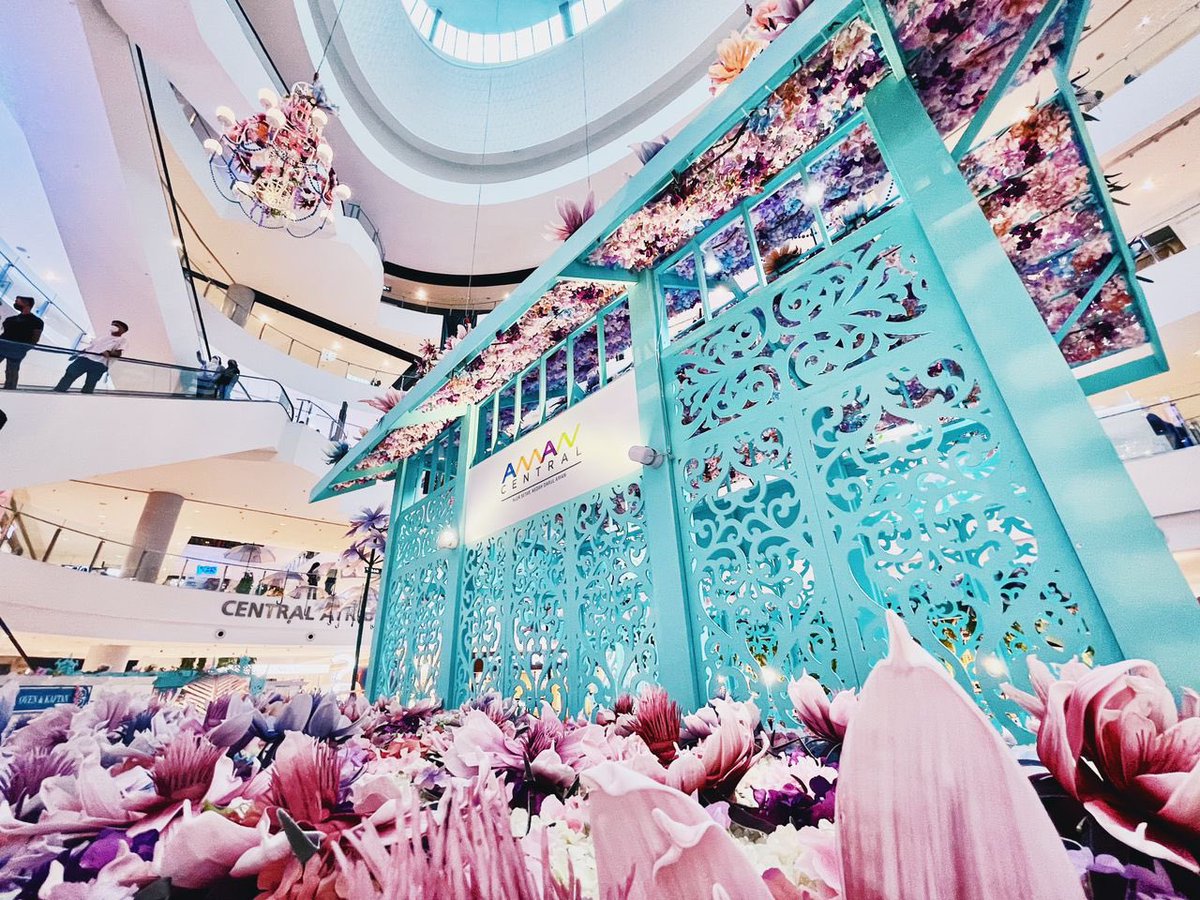 Januarhaikal's tweet photo. Macam biasa. Sedih giler tengok decoration raya dekat mall tengah tengah bandar kuala lumpur tu. Tapi bila christmas je zass kau keluarkan la santa sebesar bangunan atau waktu cny keluar la naga tasik chini. Entah lah. 

Nah tengok deko AMAN CENTRAL KEDAH. Setiap tahun all out. https://t.co/kEIfmOJtKu
