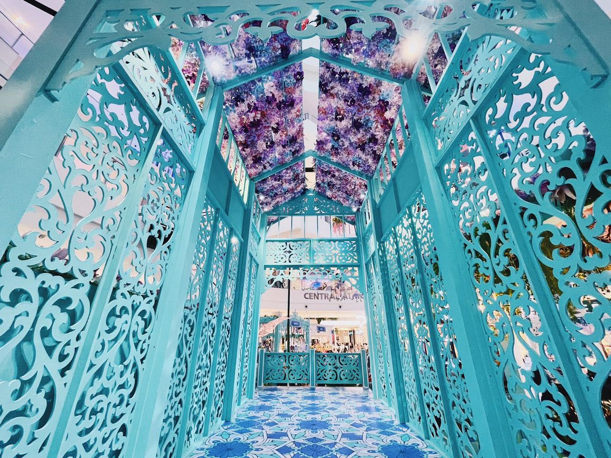 Januarhaikal's tweet photo. Macam biasa. Sedih giler tengok decoration raya dekat mall tengah tengah bandar kuala lumpur tu. Tapi bila christmas je zass kau keluarkan la santa sebesar bangunan atau waktu cny keluar la naga tasik chini. Entah lah. 

Nah tengok deko AMAN CENTRAL KEDAH. Setiap tahun all out. https://t.co/kEIfmOJtKu