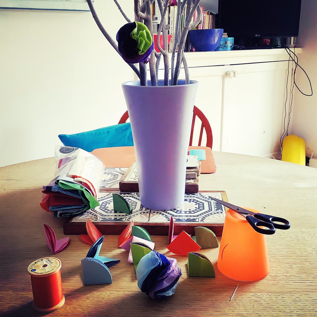 Phthaloturquois's tweet photo. Making some Easter #paperflowers. Cut 8 discs of tissue paper.. Fold carefully into quarters. Sow two stitches at the corner with coloured thread. Use the thread to make a hanger. Fan out the folds into a pom-pom. Hang on a twiggy tree. 

#happyeaster #eastermakes #papercrafting https://t.co/VvX69z9SP2