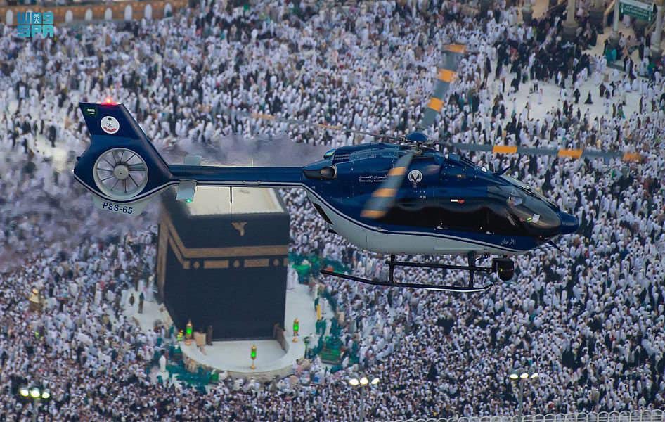 insharifain's tweet image. Surveillance of pilgrims, the security helicopter follow up closely to the worshipers and the pilgrims around the City of Makkah…