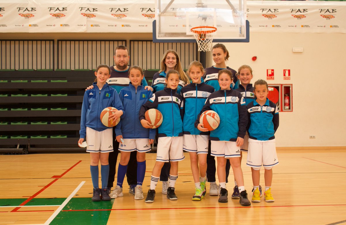 Fund_BZ's tweet photo. ❤️Primeras fotos de equipo en el torneo de #SemanaSantaBZ. 

¡@BSKTMarianistas &amp; @STCBaloncesto! https://t.co/Plb9x4jIA5