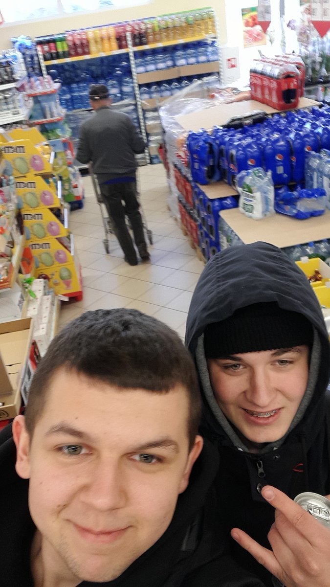 Dawisqq's tweet photo. zakupy z @Aleksan27096215  i jakims dziadkiem https://t.co/Q6NWmGbv7b