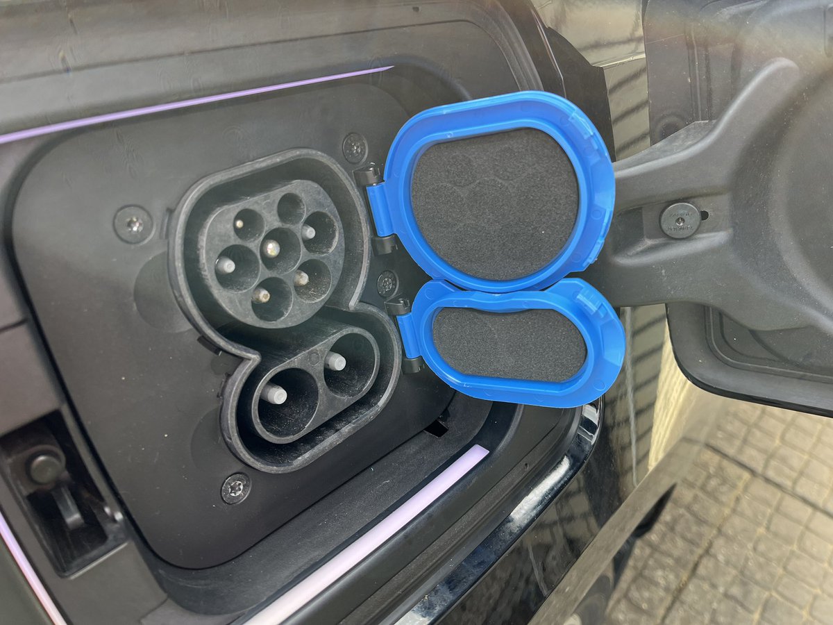 i3sBMW's tweet photo. New awesome features added to my #BMWi3. More space in the trunk, better charging port access and waterproof frunk. Made by https://t.co/dkV6Lct2eG so lucky with these improvements https://t.co/oE9biXFOlT