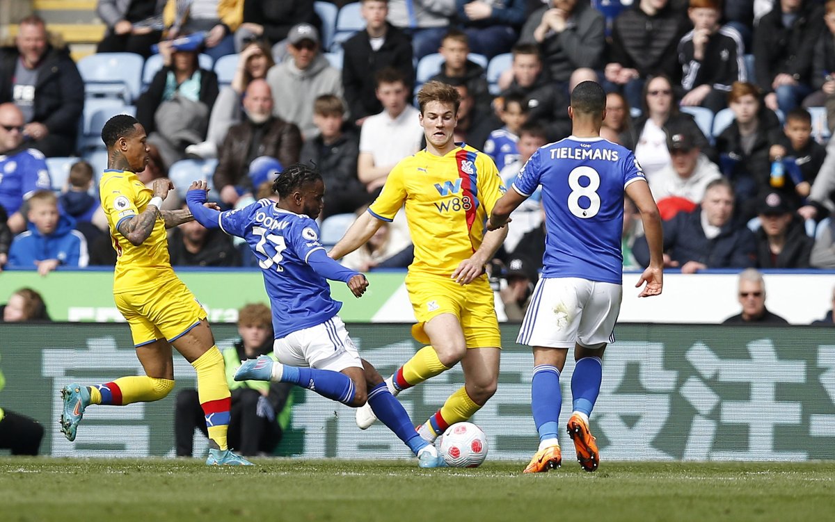 premierleague's tweet photo. HALF-TIME #PL SCORES

Brentford 0-0 West Ham
Leicester 2-0 Crystal Palace
Norwich 1-0 Burnley 

#BREWHU | #LEICRY | #NORBUR https://t.co/szRS38jwEz