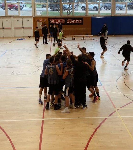 Puentee08's tweet photo. Ahir tarda, ens vàrem proclamar campions de lliga a falta de 4 jornades😍🏀
#somhiunio https://t.co/MSYaZMyHbi