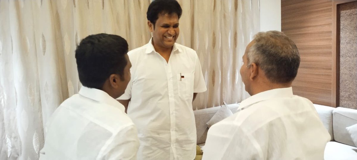 rajiv_dmk's tweet photo. திராவிட மாடல் நிதிநிலை அறிக்கை விளக்க பொது கூட்டத்திற்கு இராமநாதபுரம் வருகை தந்த கழக தகவல் தொழில்நுட்ப அணி செயலாளர் பேரன்புகார அண்ணன் @TRBRajaa அவர்களையும், இணை செயலாளர் மருத்துவர் @drmahendran_r  அவர்களையும் மற்றும் தம்பி பொள்ளாட்சி சித்திக் அவர்களையும் சந்தித்த தருனம்!!! https://t.co/GAwNVtwFBE