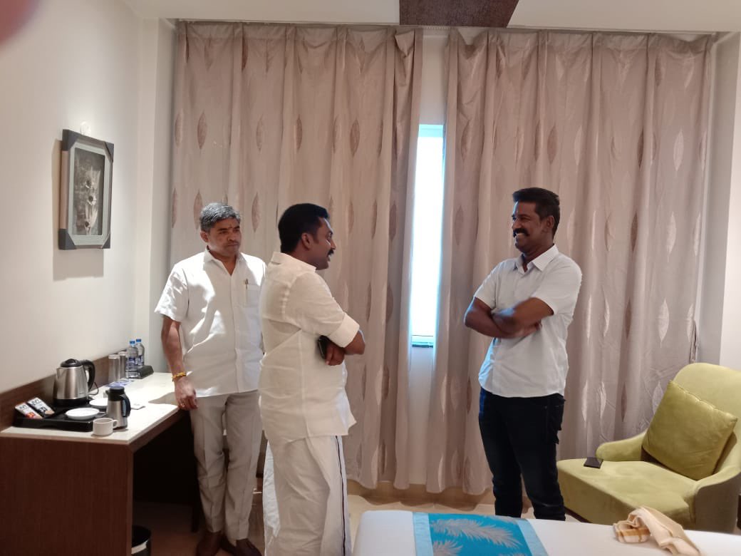 rajiv_dmk's tweet photo. திராவிட மாடல் நிதிநிலை அறிக்கை விளக்க பொது கூட்டத்திற்கு இராமநாதபுரம் வருகை தந்த கழக தகவல் தொழில்நுட்ப அணி செயலாளர் பேரன்புகார அண்ணன் @TRBRajaa அவர்களையும், இணை செயலாளர் மருத்துவர் @drmahendran_r  அவர்களையும் மற்றும் தம்பி பொள்ளாட்சி சித்திக் அவர்களையும் சந்தித்த தருனம்!!! https://t.co/GAwNVtwFBE