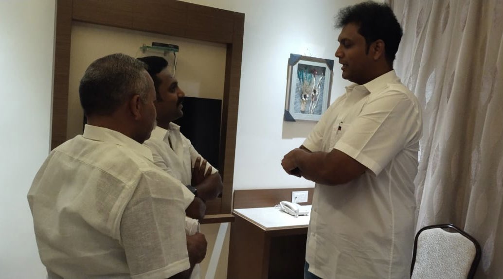 rajiv_dmk's tweet photo. திராவிட மாடல் நிதிநிலை அறிக்கை விளக்க பொது கூட்டத்திற்கு இராமநாதபுரம் வருகை தந்த கழக தகவல் தொழில்நுட்ப அணி செயலாளர் பேரன்புகார அண்ணன் @TRBRajaa அவர்களையும், இணை செயலாளர் மருத்துவர் @drmahendran_r  அவர்களையும் மற்றும் தம்பி பொள்ளாட்சி சித்திக் அவர்களையும் சந்தித்த தருனம்!!! https://t.co/GAwNVtwFBE