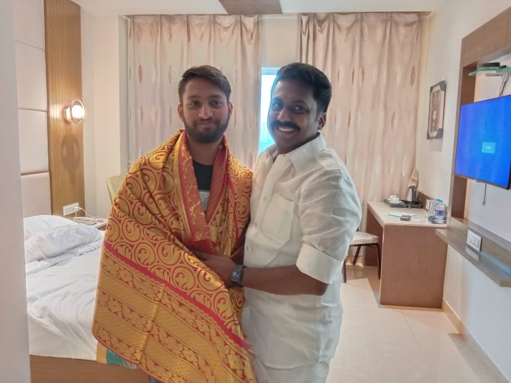 rajiv_dmk's tweet photo. திராவிட மாடல் நிதிநிலை அறிக்கை விளக்க பொது கூட்டத்திற்கு இராமநாதபுரம் வருகை தந்த கழக தகவல் தொழில்நுட்ப அணி செயலாளர் பேரன்புகார அண்ணன் @TRBRajaa அவர்களையும், இணை செயலாளர் மருத்துவர் @drmahendran_r  அவர்களையும் மற்றும் தம்பி பொள்ளாட்சி சித்திக் அவர்களையும் சந்தித்த தருனம்!!! https://t.co/GAwNVtwFBE