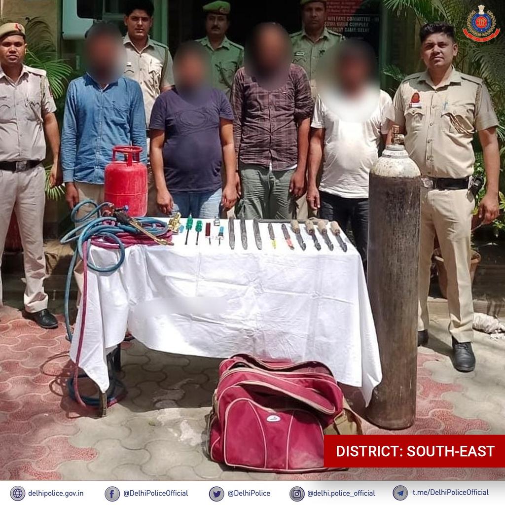 DCP South East Delhi (@dcpseastdelhi) on Twitter photo गोल्ड ‘हाइस्ट’ सिर्फ फिल्मों में ही है Possible
जहां दिल्ली पुलिस वहां चोरों का हर Mission Impossible
दक्षिण-पूर्व जिले में पुलिस ने चोरों को 40 करोड़ गोल्ड चोरी के वारदात से पहले ही गिरफ्तार कर लिया।चारो आरोपियों से गैस कटर समेत कई सामान बरामद किए हैं।
<a href="/CPDelhi/">CP Delhi #DilKiPolice</a>
<a href="/DelhiPolice/">Delhi Police</a> गोल्ड ‘हाइस्ट’ सिर्फ फिल्मों में ही है Possible
जहां दिल्ली पुलिस वहां चोरों का हर Mission Impossible
दक्षिण-पूर्व जिले में पुलिस ने चोरों को 40 करोड़ गोल्ड चोरी के वारदात से पहले ही गिरफ्तार कर लिया।चारो आरोपियों से गैस कटर समेत कई सामान बरामद किए हैं।
<a href="/CPDelhi/">CP Delhi #DilKiPolice</a>
<a href="/DelhiPolice/">Delhi Police</a>
