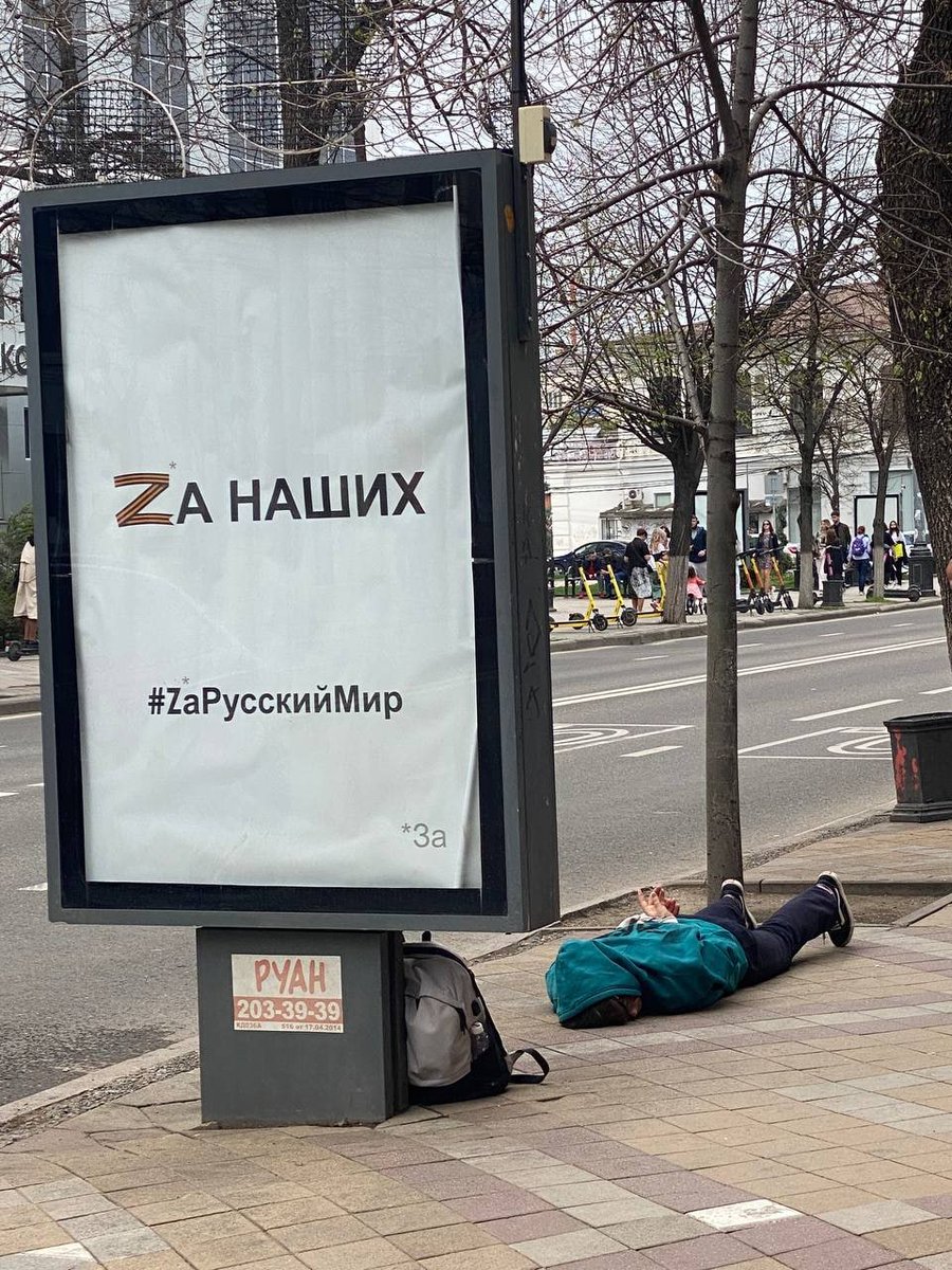 OvdInfo's tweet photo. В Краснодаре задержали девушку, которая легла на землю с завязанными руками в память об убитых в Буче. Полицейских вызвал прохожий, который предварительно потянул девушку за капюшон. Задержанную привезли в УМВД «Центральный»

https://t.co/bG1Hblxx6v

Фото предоставила задержанная https://t.co/0Ji9vgj5Ka