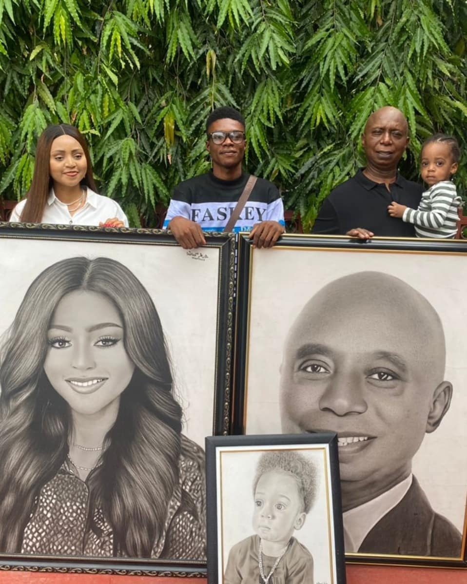 legitngnews's tweet photo. The Nwokos receive a beautiful family portrait from a young and talented Nigerian artist.
Kudos to Saheed Opeyemi for this beautiful work👏
📸: saheedopeyemiogunbiyi (Instagram)
#legitpost #legitng #nigerianartist #sundaygoodness https://t.co/qiV2ScmWyl