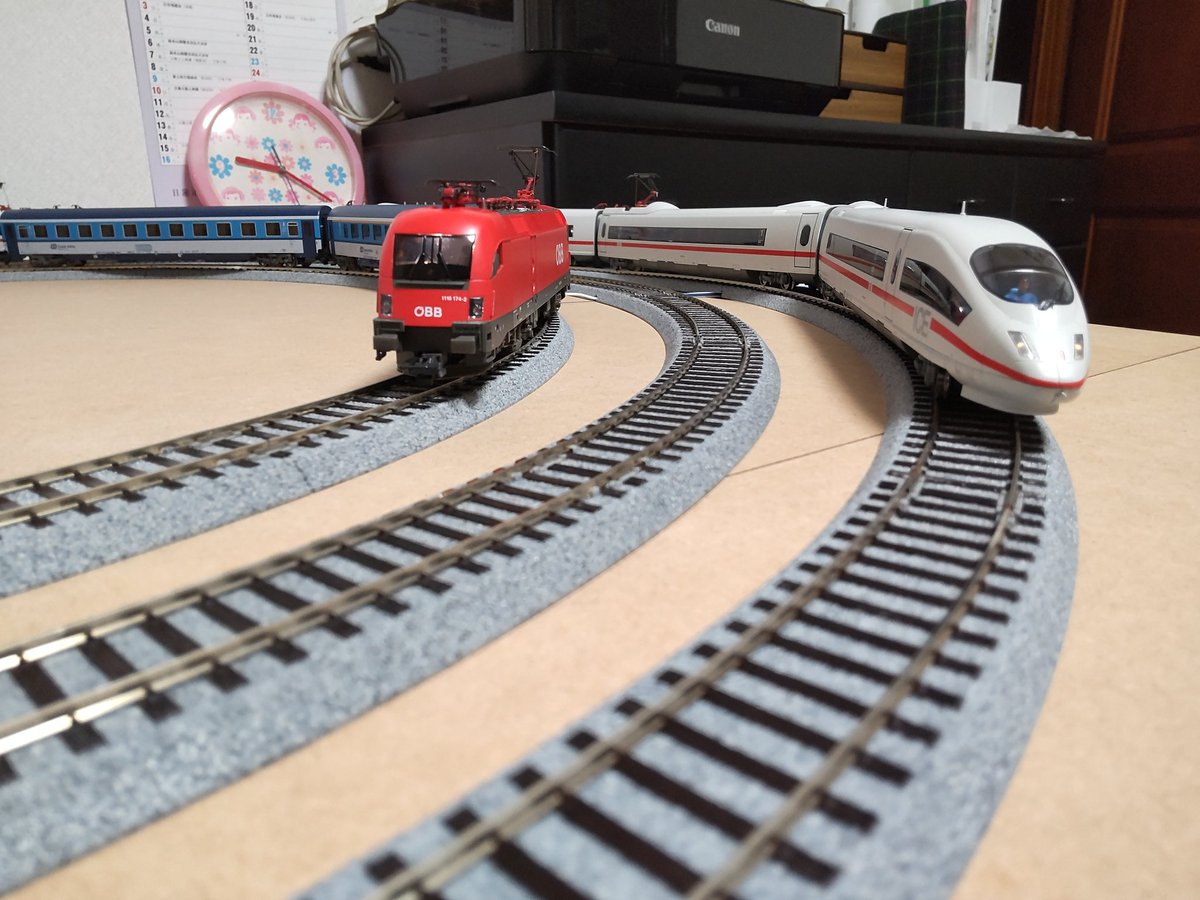 yonenaga_3267's tweet photo. 畳一畳+αの空間でHOゲージを3列車同時に走行させる詰め込みレイアウト。欧州HOだから成せる技です。#HOゲージ #PIKOfanfoto #marklin #ユニトラック #OBB1116 #ICE3 https://t.co/nGV99nEk1b