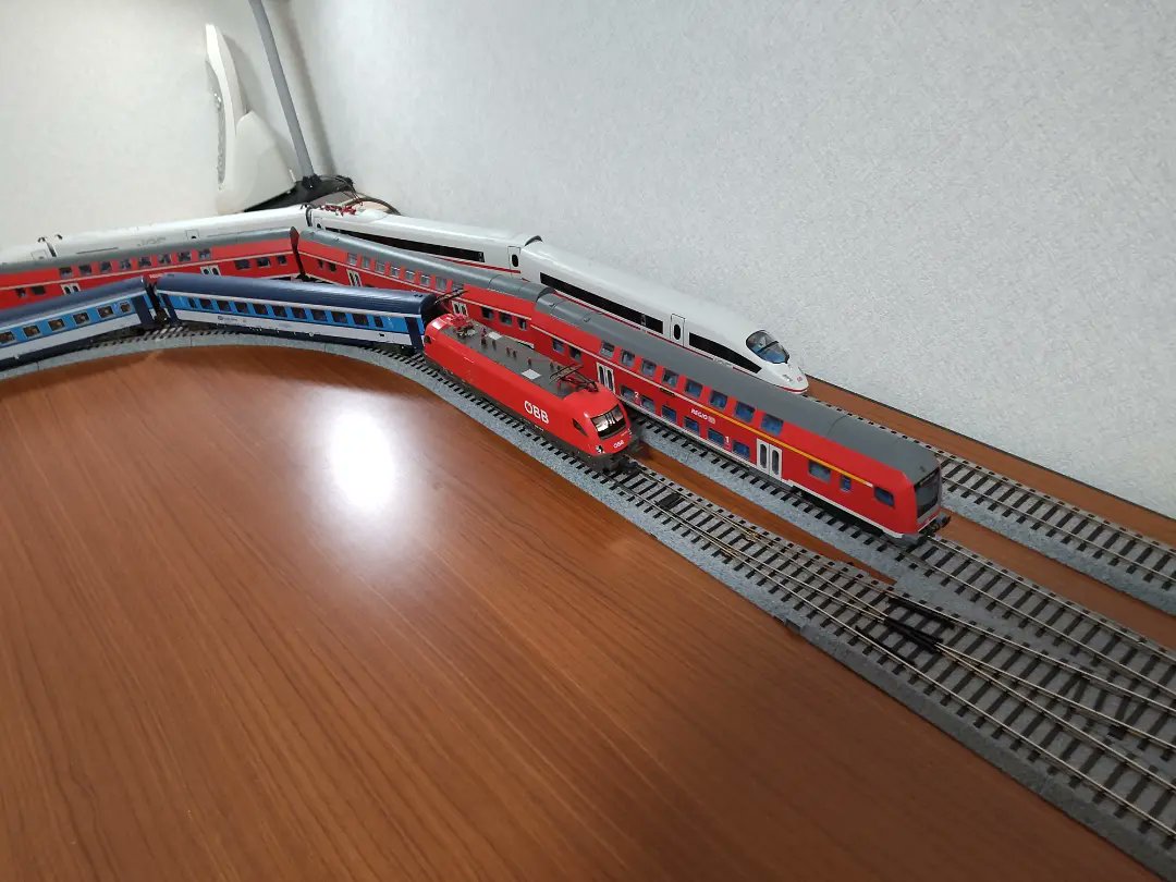 yonenaga_3267's tweet photo. 畳一畳+αの空間でHOゲージを3列車同時に走行させる詰め込みレイアウト。欧州HOだから成せる技です。#HOゲージ #PIKOfanfoto #marklin #ユニトラック #OBB1116 #ICE3 https://t.co/nGV99nEk1b