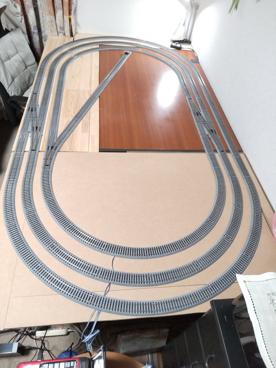yonenaga_3267's tweet photo. 畳一畳+αの空間でHOゲージを3列車同時に走行させる詰め込みレイアウト。欧州HOだから成せる技です。#HOゲージ #PIKOfanfoto #marklin #ユニトラック #OBB1116 #ICE3 https://t.co/nGV99nEk1b