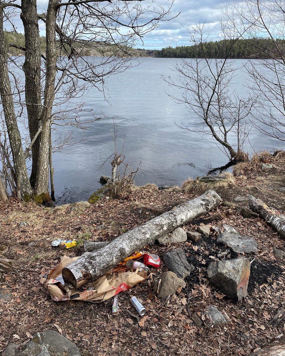 U_Kristofferson's tweet photo. Inte kul att mötas av den här synen när man går en promenad i naturen. Jag plockade upp skräpet och stoppade i närmaste soptunna (ca 200 meter därifrån). https://t.co/tCQcIizX5e