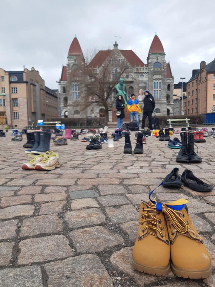 #Helsinki today.

210 pairs of children's shoes were placed in front of Kansallisteatteri to honor the memory of children killed by Russian military forces in #Mariupol. https://t.co/19lw3K4LRp