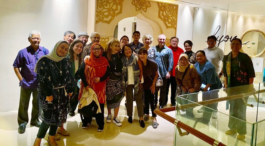 <a href="/EF_Fellows/">Eisenhower Fellowships</a> Indonesia chapter #breakfasting and hosting <a href="/AdamZ/">Adam Zuckerman</a> , US Fellow. Have a wonderful and fruitful trip Adam! 

<a href="/mrshananto/">Ligwina Hananto</a> <a href="/AlissaWahid/">Alissa Wahid</a> <a href="/elisa_jkt/">Elisa</a> <a href="/Svidss/">Svida Alisjahbana</a> 
#EFJourney