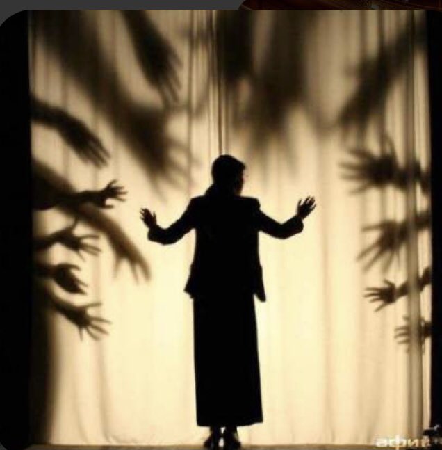 maria17304024's tweet photo. Noi siamo sempre sulla scena anche quando pensiamo di essere assolutamente spontanei e sinceri nelle nostre reazioni dinanzi agli altri.
  -Goffman 
 #VentagliDiParole #scritturebrevi #SBLab22 https://t.co/DjmhU3Smj4