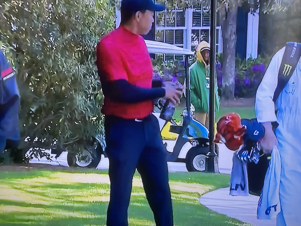 LIVgolf_'s tweet photo. Tiger Woods has arrived wearing his Sunday red. 🐯 #themasters https://t.co/mfIzLehmSO