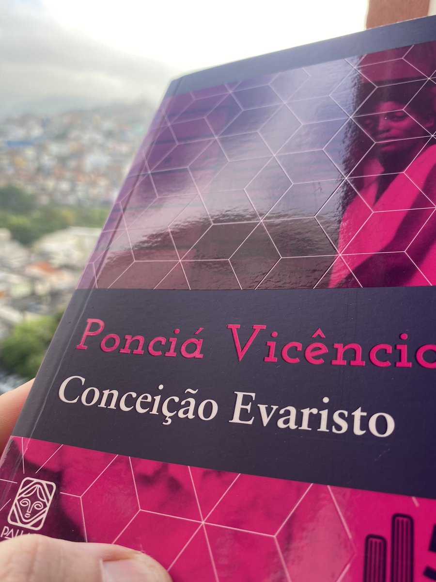 profchristian's tweet photo. Leitura do domingo. Obra que está em um dos programas Sala de Leitura 50 anos. Iniciativa bacana #zn #leitura #conceicaoevaristo #zonanorte #vilanovacachoeirinha #educaprefsp https://t.co/hqOV33zpVM