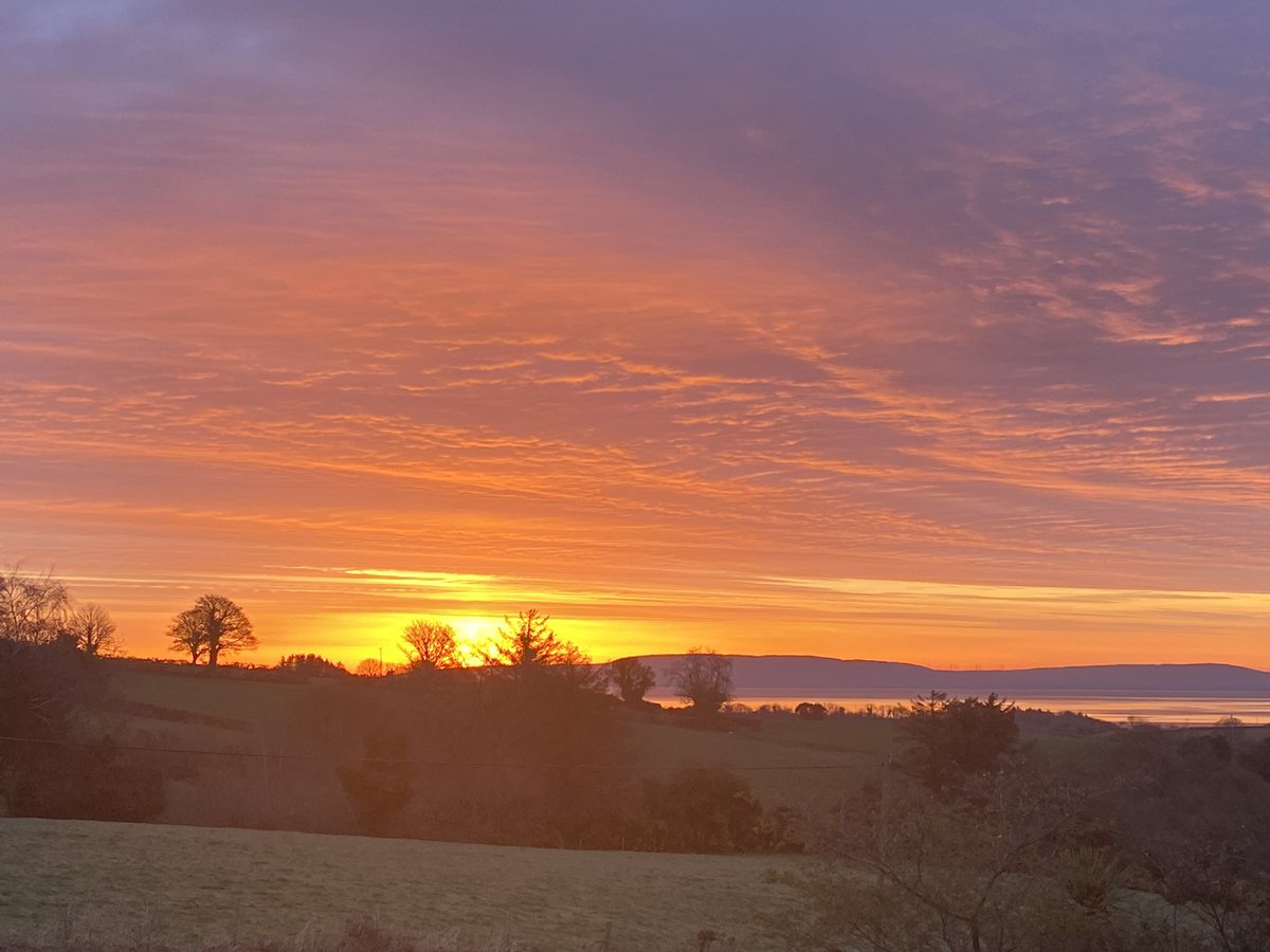 mariemccolgan's tweet photo. stunning Sunday sunrise. Fáinne Geal An Lae
The Dawning Of The Day #daybreak #sunrise #Inishowen #Donegal #weliveinabeautifulplace https://t.co/kya70mzA2x