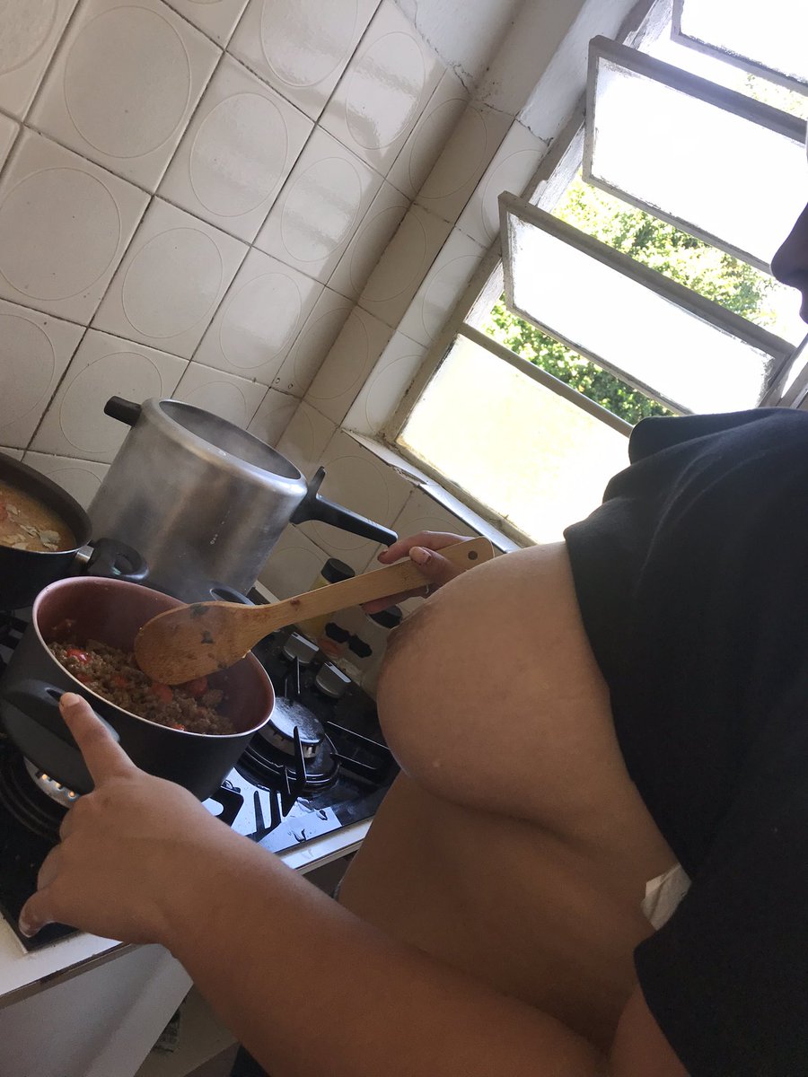 NANDSOF's tweet photo. Fazendo aquela comidinha gostosa! RT para quem quiser mais foto assim 🤤 https://t.co/4CZxNpfpI0