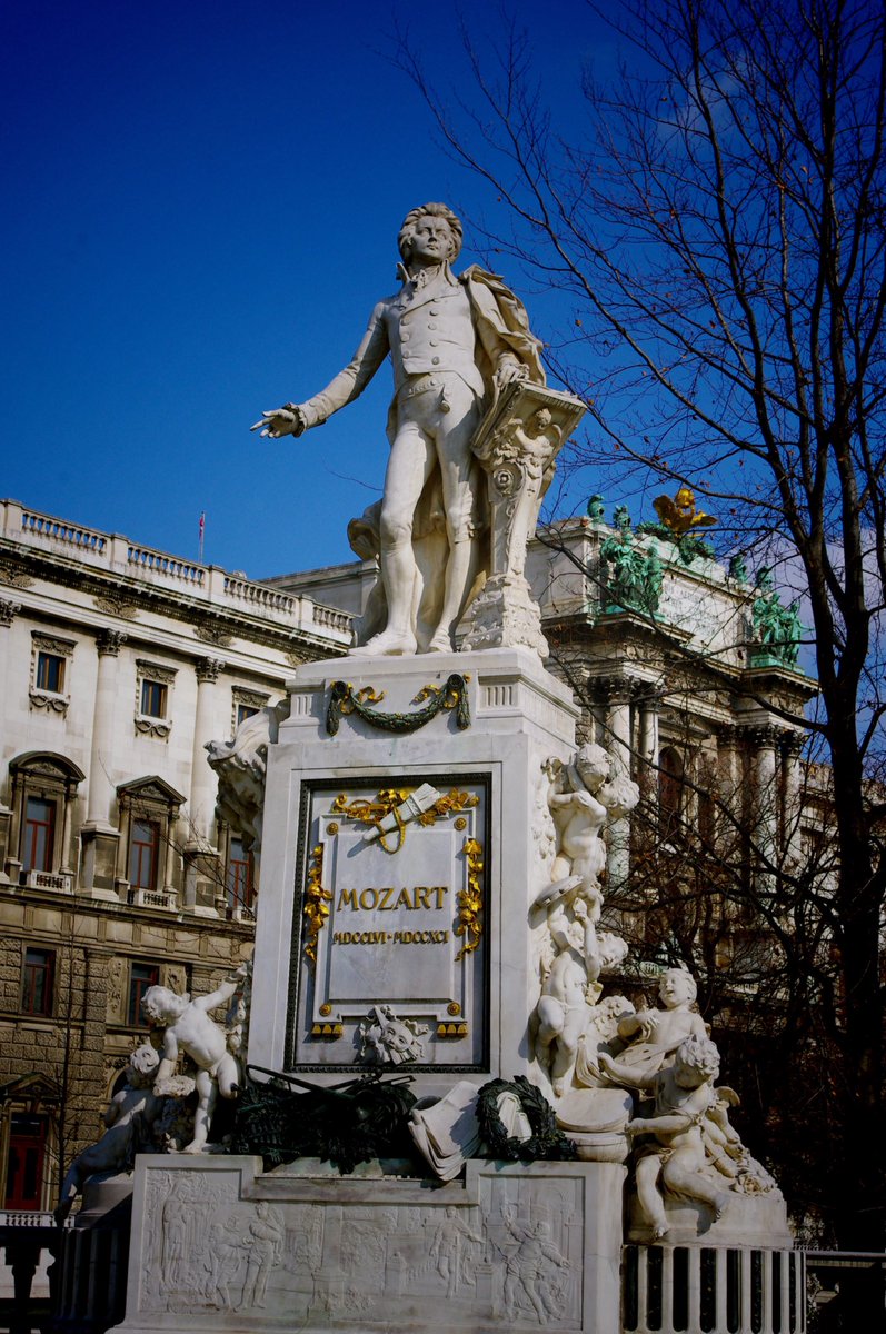 ウィーンの街中で見つけた彫刻たち🇦🇹モーツァルトみたいな人がたくさんいました😂