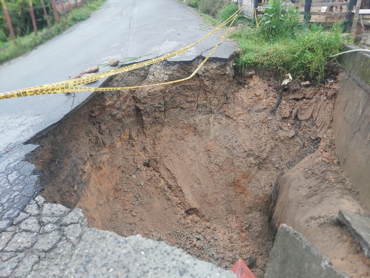 freddycastari's tweet photo. Vía Autopista - Granada, sector El Matadero. Transite con precaucion. Reportado a @GobAntioquia @ObrasAntioquia 
@DesdeGranada1 https://t.co/wYdCq89upa