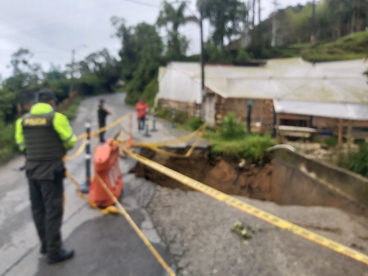 freddycastari's tweet photo. Vía Autopista - Granada, sector El Matadero. Transite con precaucion. Reportado a @GobAntioquia @ObrasAntioquia 
@DesdeGranada1 https://t.co/wYdCq89upa