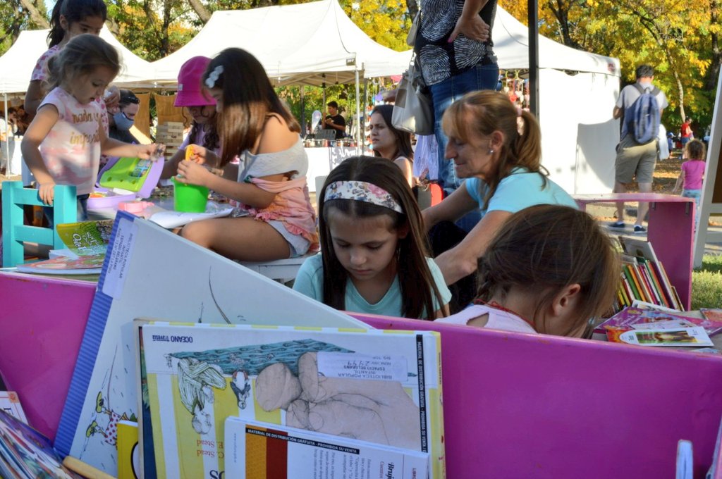 BInfantBelgrano's tweet photo. Ayer La Biblio Inquieta desembarcó en la Feria Manos Platenses  con Juegos, cuentos y y el gran final con el @felixmarcelomago 
 Gracias  @RafaVelazquezOK @fphvarg 
y a todos l@s  emprendedores que compartieron un poquito de su sábado con nosotr@s 👐🌳
#somosinquietos https://t.co/J1mtK83i2j