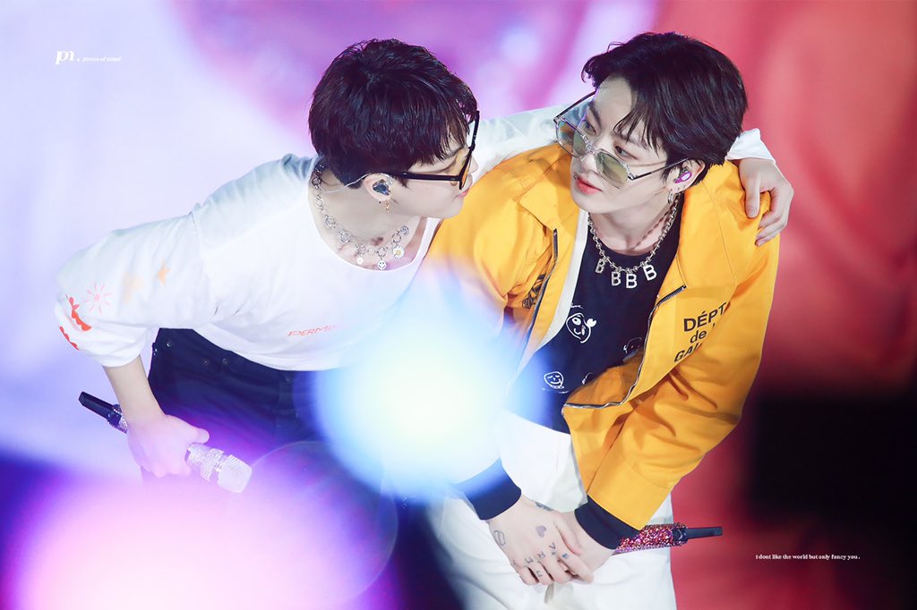 N_Pinkpinkk's tweet photo. @_foamnnm #kookmin เวอร์มากก็จ้องตากันไป้ล๋อ https://t.co/OxJkmR2I7U