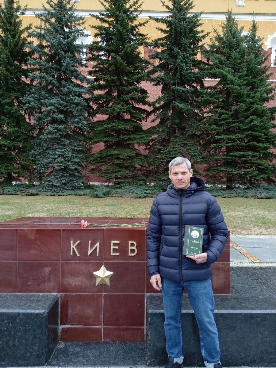 vottak_tv's tweet image. Полиция в Москве задержала мужчину, который стоял на Красной площади с книгой «Война и мир» Льва Толстого, пишет ОВД-Инфо