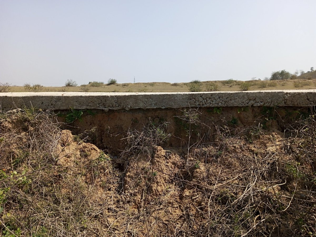 AjitKMahto_'s tweet photo. माननीय @BokaroDc डुमर कुदर पंचायत-हिसीम अंतर्गत कसमार ब्लॉक में चोली पी० सी० सी० रोड से बरवाकोचा तक सड़क निर्माण पूरा हो चुका है।
लेकिन यह रोड के किनारे मिट्टी नहीं भरने के कारण पी० सी० सी० रोड टूटने के कगार पर हैं माननीय विधायक गोमिया @LMahtoGomia कृपया संज्ञान में लें ।। https://t.co/KGLx0V7aTw