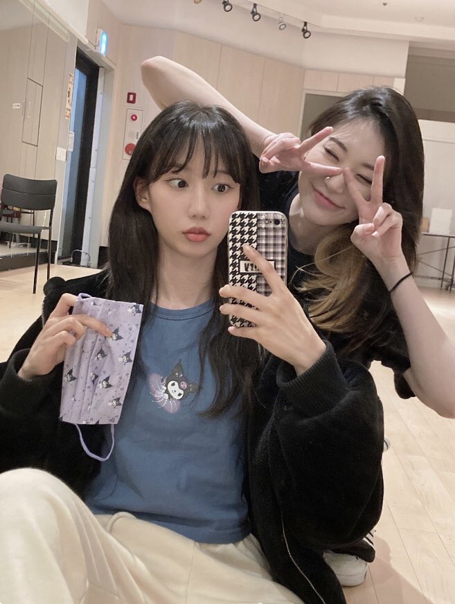 Popped up into practice room and caught @sn__zuu in the middle, so i can't help myself but to join mirror selfie with her Kuromi shirt. 👣