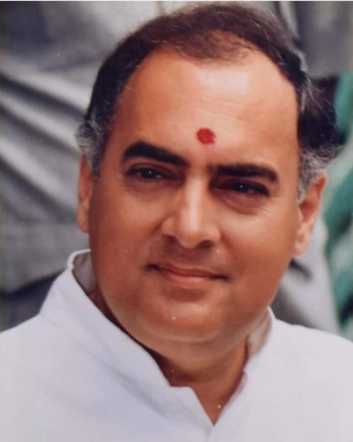 Rajkuma78091731's tweet photo. बहुत कम लोग जानते हैं कि 1987 में जब राजीव गांधी ने पहली ATM मशीन चालू की थी..
उस दिन बीजेपी ने भारत बंद का ऐलान किया था।  डिजिटल इंडिया की शुरुआत वही से हुई थी !
@sudhirhp
#CongressmeansProgresss https://t.co/FsXlQdPSeS