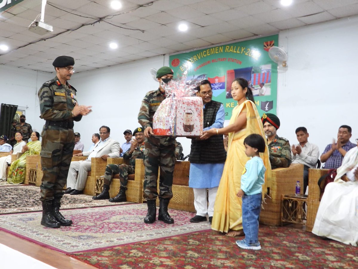 trishakticorps's tweet photo. #ExServicemen rally for districts of #Jalpaiguri #Coochbehar &amp; #Alipurduar organised at Binnaguri Military Station. Grievances addressed by Military &amp; State administration officials. About 6000 #ExServicemen, #VeerNaris &amp; Next of kin attended.
@adgpi 
@easterncomd https://t.co/twRW3foNP3