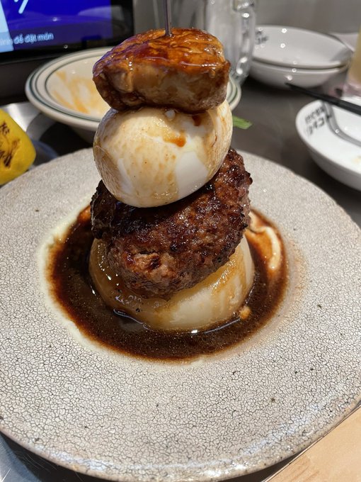 あ、最後に。昨日、折角映えそうなお店に行ったのに、すっかりあげるの忘れてました笑
1枚目はフォアグラ、卵、ハンバーグ、玉子が乗ってるし、3枚目は豚のバームだそうな笑
だし巻きとクロワッサンは本当に抜群だったし、見た目以上にご飯美味しかったです。
布団からは以上です。 