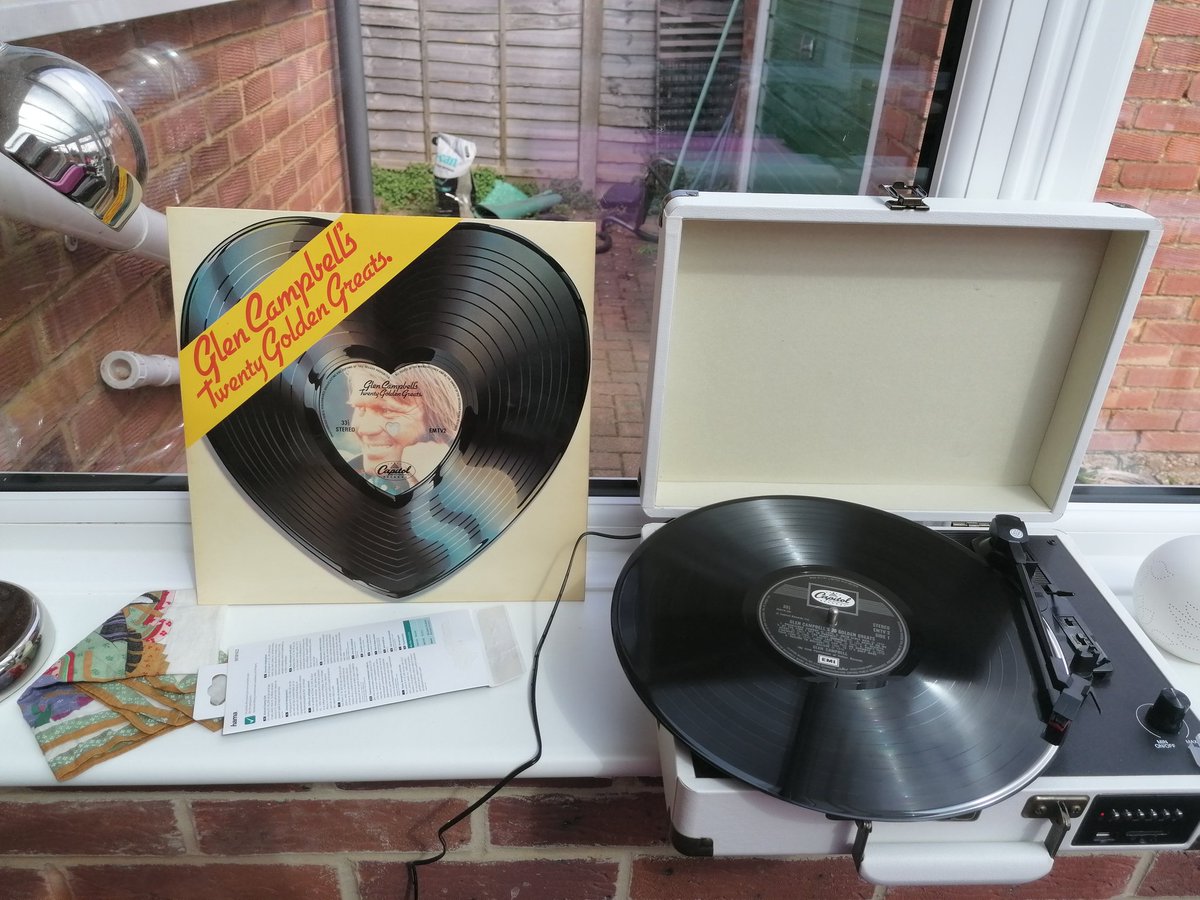 music_pearce's tweet photo. One of my Dad's old records on the turntable today. Absolutely gorgeous album from a great singer. One that my #MarchthroughTime challenge reminded me of. https://t.co/BTcnZQX1Qk