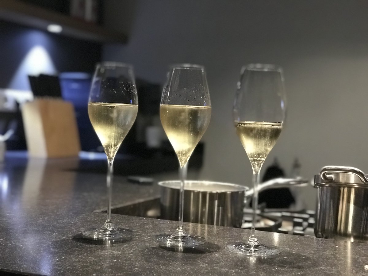 PeterterHorst's tweet photo. βPap, ik ben bijna 19 schenk gewoon volβ
βSchat, dat is mijn glas maar ik kon niet wachtenβ.
#houseofthree https://t.co/zkIeC02ONW