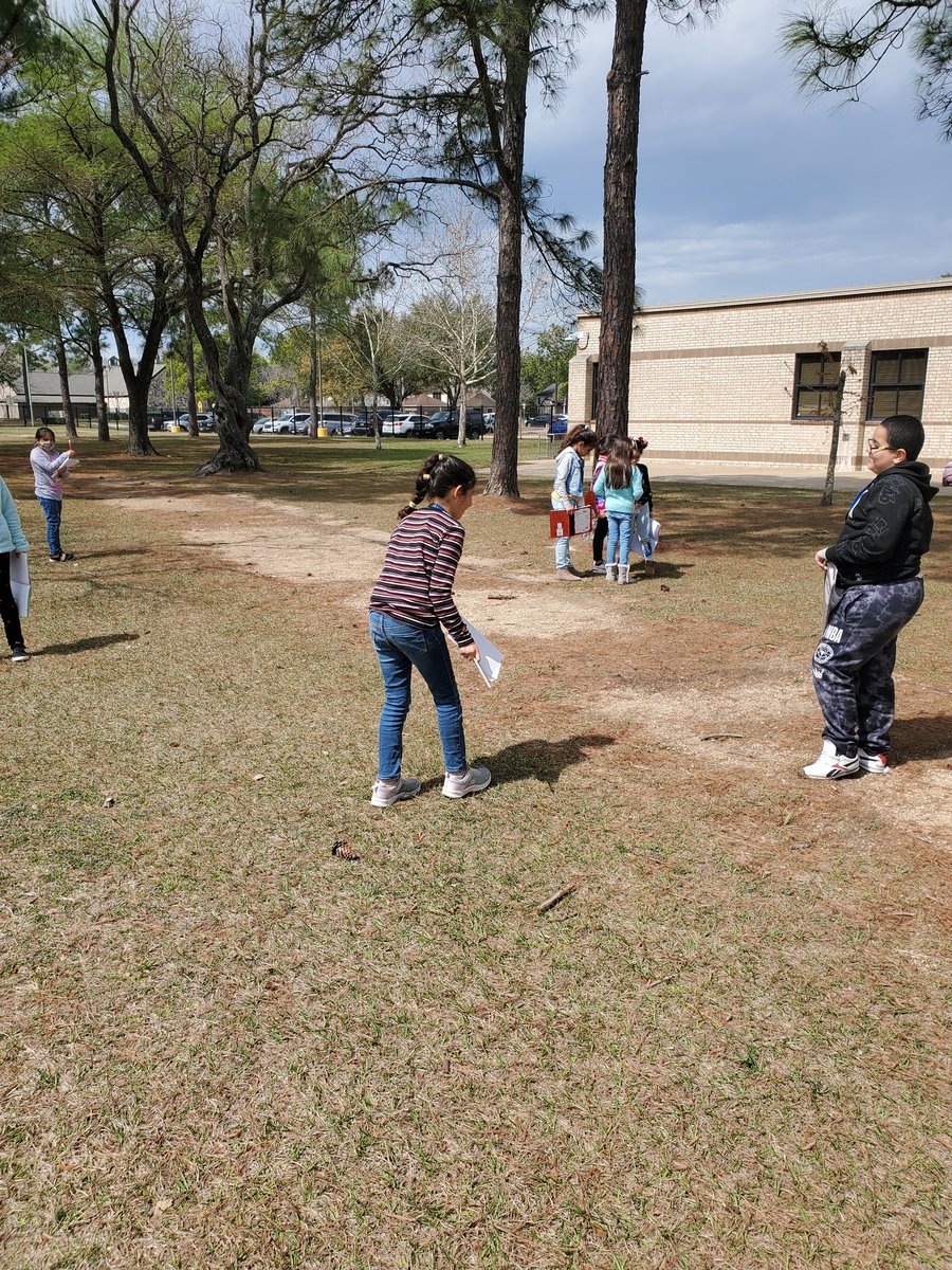 Finding shadows everywhere!! #sciencefun #observationtime #interestingfind #welovesciencetime <a href="/erwannwilson/">Erwann Wilson</a> <a href="/BangElementary/">Bang Elementary</a>