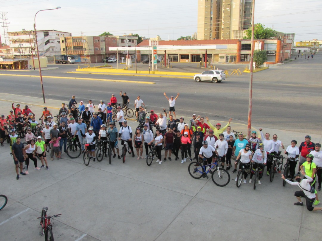 Más de 100 personas,adultos, jóvenes y niños, participaron en la ruta ciclovía 20 kms que se realizó en las principales vías del municipio Lagunillas, actividad recreativa que contó con el apoyo del alcalde José Mosquera. 
#InnovaciónYProgreso
#CiudadOjedaMiCiudad
<a href="/manuelrosalesg/">Manuel Rosales</a>